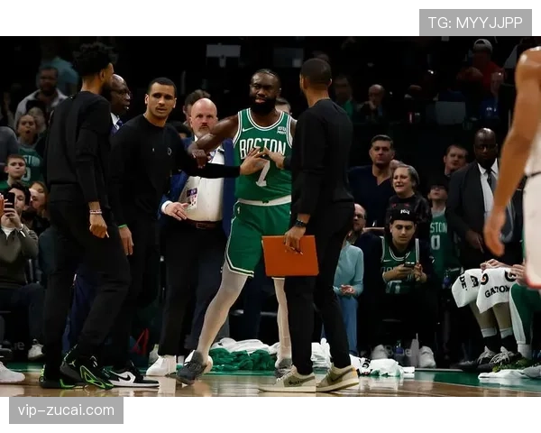 马祖拉设计布朗无球切入战术 避免其陷入肌肉丛林单打